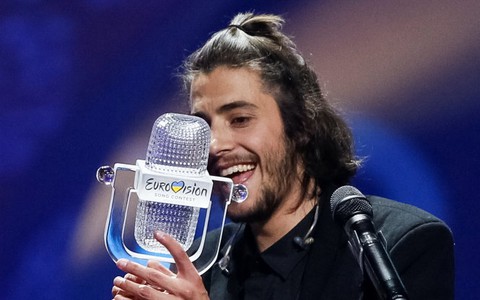 Ca sĩ mắc bệnh tim thắng giải Eurovision 2017