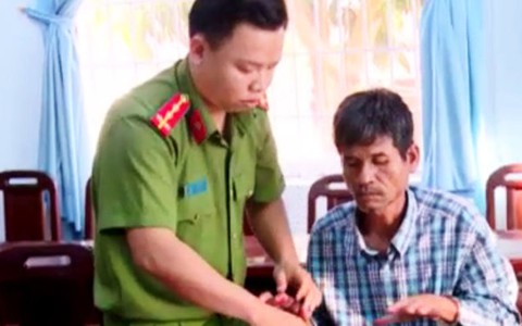 Chồng rút dao đâm chết vợ vì bị tát sau khi đi nhậu về