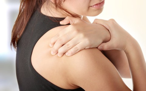 Nên làm gì khi bị đau quanh khớp vai?