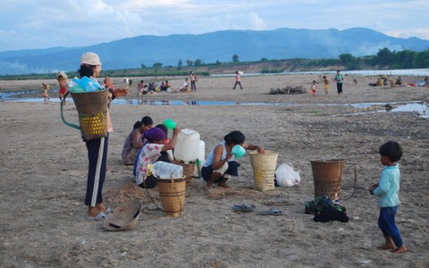 Bến nước và hạt gạo