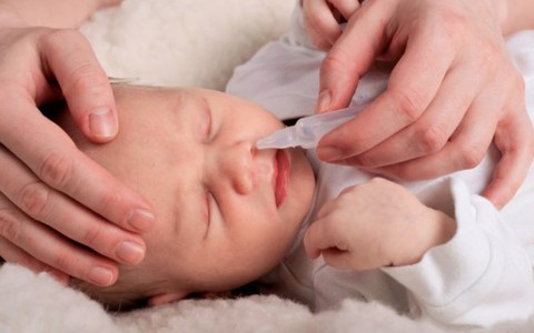 Không dùng nước muối sinh lý để rửa mũi hàng ngày cho trẻ