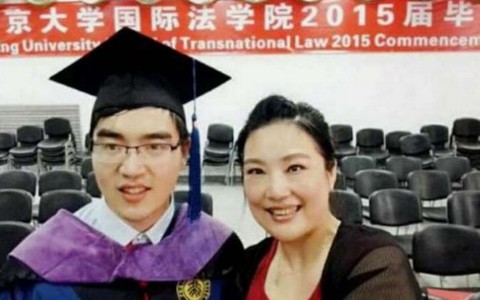 Mẹ đơn thân nuôi con bại não vào trường Harvard
