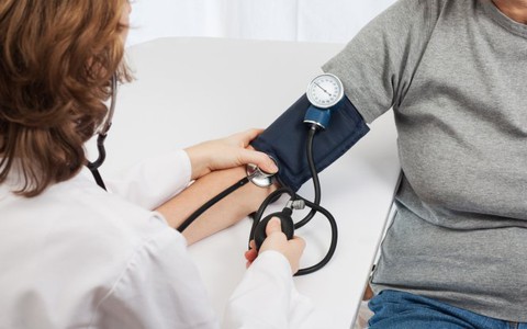 3 lưu ý triệu chứng, nguy cơ và phòng ngừa huyết áp thấp