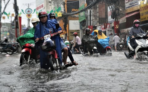 Mưa trắng trời, nhiều tuyến đường TP.HCM trắng nước