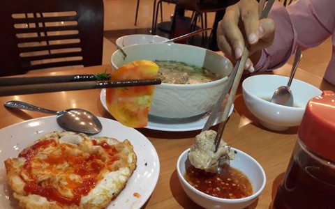 Người Việt ăn thường chấm chung chén nước mắm, coi chừng!