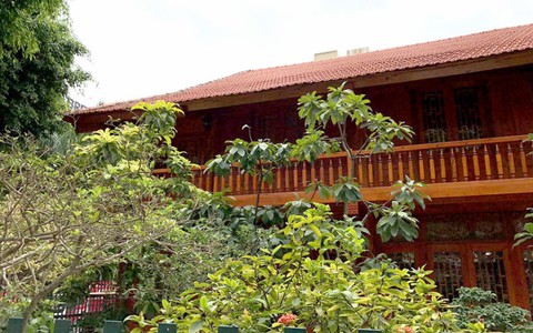 'Kiên quyết xử lý' vụ nhà sàn, sân tennis trong trường học