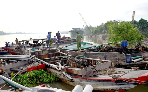Buộc 6 ghe bơm cát trả lại lòng sông ngay lập tức