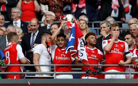 Đá bại 10 người Chelsea, Arsenal đoạt Cúp FA 2016-2017