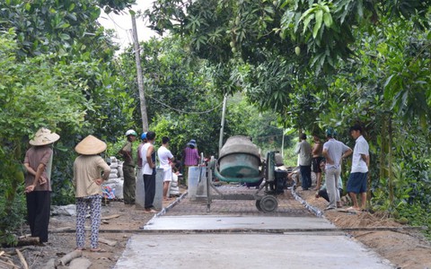 Dừng thi công tuyến đường bị dân 'tố' xài ximăng vón cục