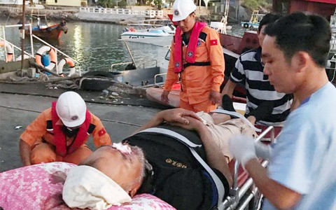 Cứu thuyền viên bị thương trên tàu quốc tế