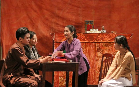 Hơn cả một vở kịch...