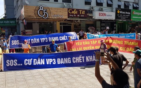 ​Căng băng rôn phản đối chủ đầu tư vì… khát nước sạch