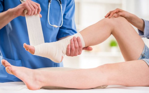Chớ xem thường chấn thương cổ chân