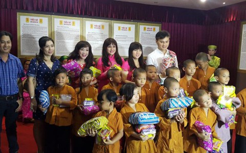Tưởng niệm soạn giả Yên Lang và trao quà cho trẻ mồ côi