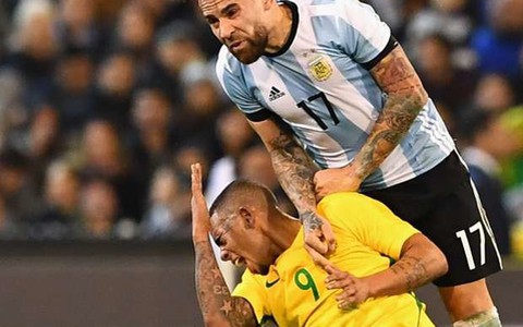 Otamendi bị châm chọc vì gây chấn thương cho đồng đội ở M.C