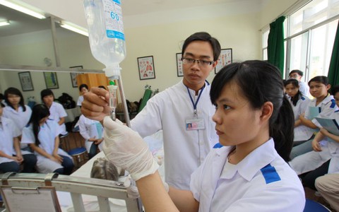 Đào tạo y khoa cơ bản trong 4 năm, phải thi hành nghề