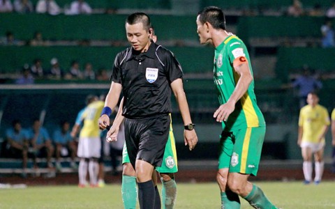 Trung vệ Chí Công bị cấm 3 trận