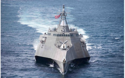 Tàu chiến Mỹ bảo dưỡng ở cảng Cam Ranh