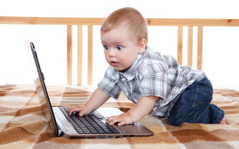 Những hệ lụy từ việc con trẻ dán mắt vào thiết bị điện tử