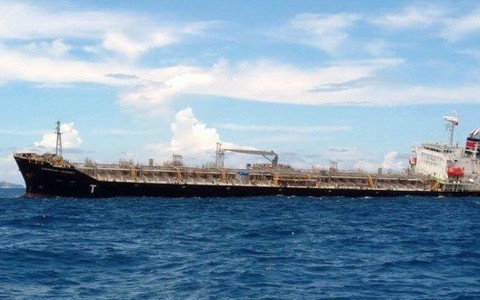 Chuyển tải hàng, giải cứu tàu dầu mắc cạn ở Bình Thuận