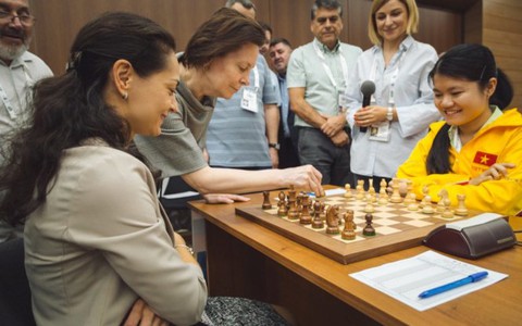 Thảo Nguyên hòa cựu vô địch nữ thế giới Alexandra Kosteniuk