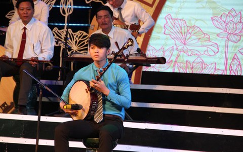 Các hotboy đờn ca tài tử và thổi sáo, chơi đàn kìm