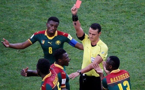 Trọng tài rút thẻ đỏ nhầm cầu thủ ở Confederations Cup 2017