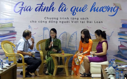 Tặng sách cho người Việt tại Đài Loan