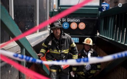 Tàu điện ngầm New York trật đường ray bất ngờ