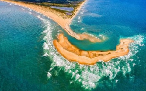 Thình lình đảo nổi lên ngoài khơi Bắc Carolina