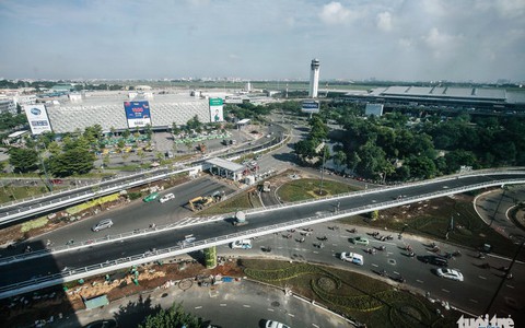 Hai cầu vượt cửa ngõ Tân Sơn Nhất trước ngày thông xe