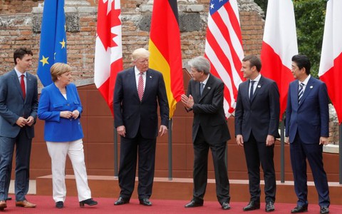 Ông Trump đang làm nước Mỹ yếu đi