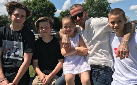 ​Kỷ niệm 18 năm ngày cưới, cả nhà Beckham rủ nhau đăng ảnh cũ