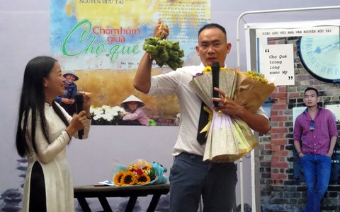 Trang sách vượt đại dương và nỗi nhớ chợ quê