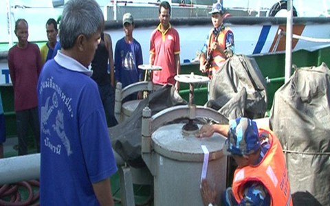 Bắt giữ 2 tàu buôn lậu dầu trên biển Phú Quốc