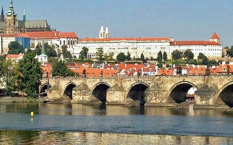 Séc tưng bừng kỷ niệm 660 năm ngày ra đời cầu tình yêu Praha