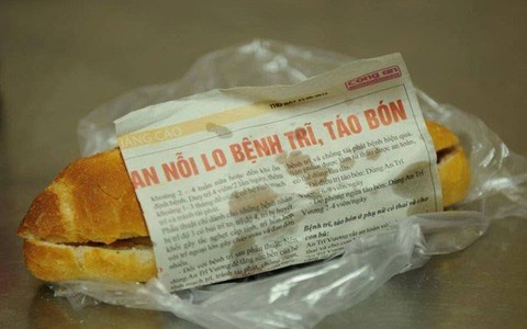 Không nên dùng giấy báo để gói thức ăn