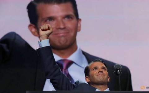 Bị điều tra, con trai ông Trump thuê luật sư đại diện