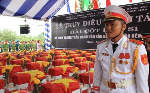 Tổ chức lễ an táng liệt sĩ ở sân bay Biên Hòa