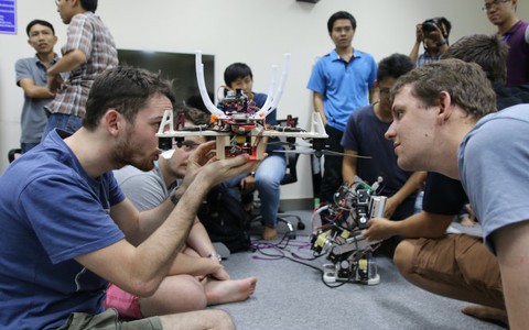 “Chào” sinh viên Úc với màn trình diễn robot
