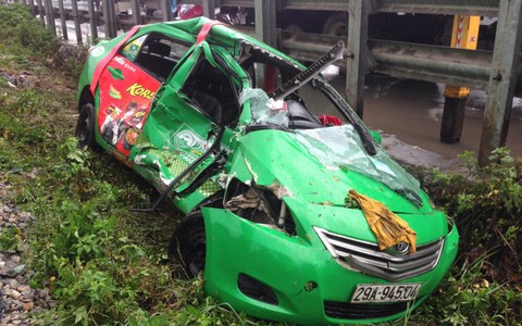 Tàu hỏa tông taxi văng xa 30 mét, lái xe nguy kịch