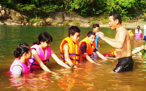 Ngăn sông dạy bơi cho trò