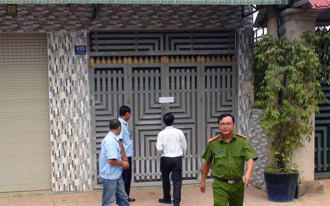 Truy tố mẹ con khóa cửa nhốt cán bộ, dọa nổ bình gas