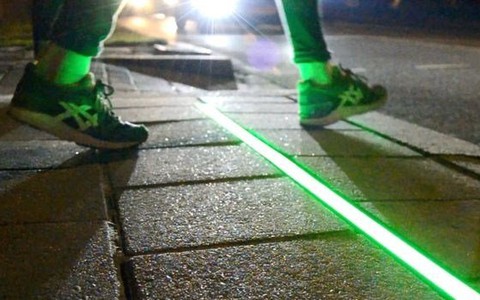 Chile lắp đặt đèn giao thông trên mặt đường cho người "nghiện" di động