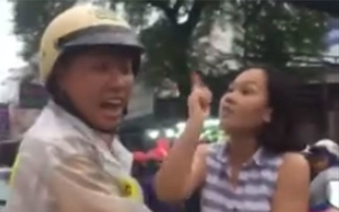 Chạy xe hơi sai làn, một phụ nữ thóa mạ, tấn công CSGT