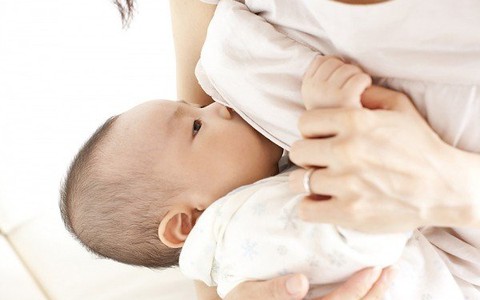 ​Ăn, uống gì để tăng nguồn sữa mẹ nuôi con?