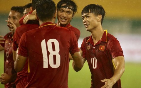 U-22 VN đè bẹp Đông Timor trong trận “thủy chiến”