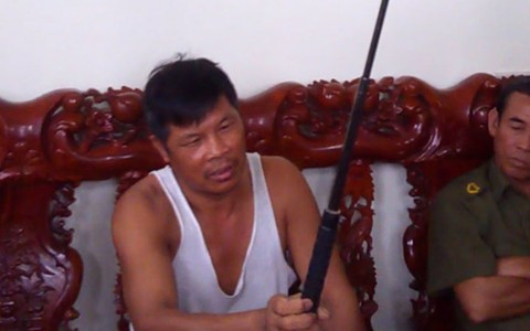 Giám đốc mang cây sắt đi đòi... tiền điện
