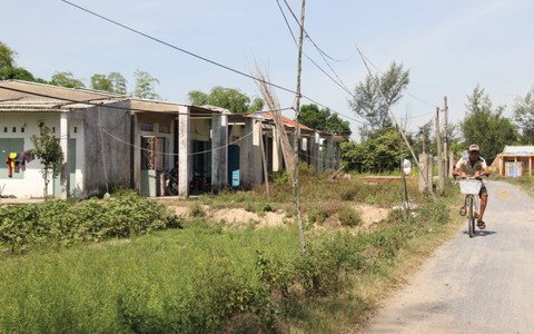 Làng “treo” giữa phố, khốn khổ tứ bề