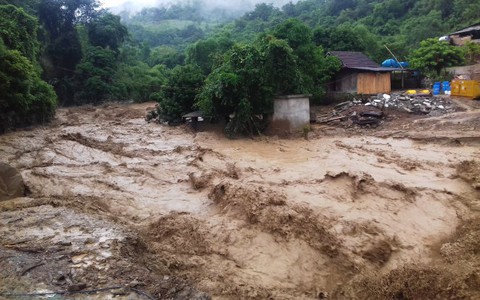 Lũ quét cuốn trôi chín nhà dân ở Nghệ An